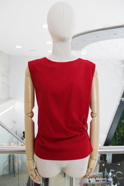 Blusa roja con hebilla