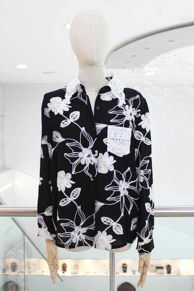 Camisa negra con flores bordadas