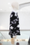 Camisa negra con flores bordadas