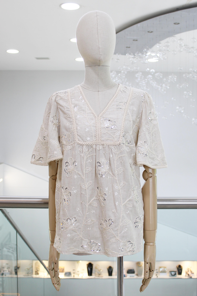 Blusa flores bordadas beige claro