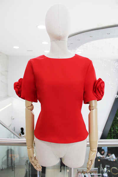 Blusa roja flor