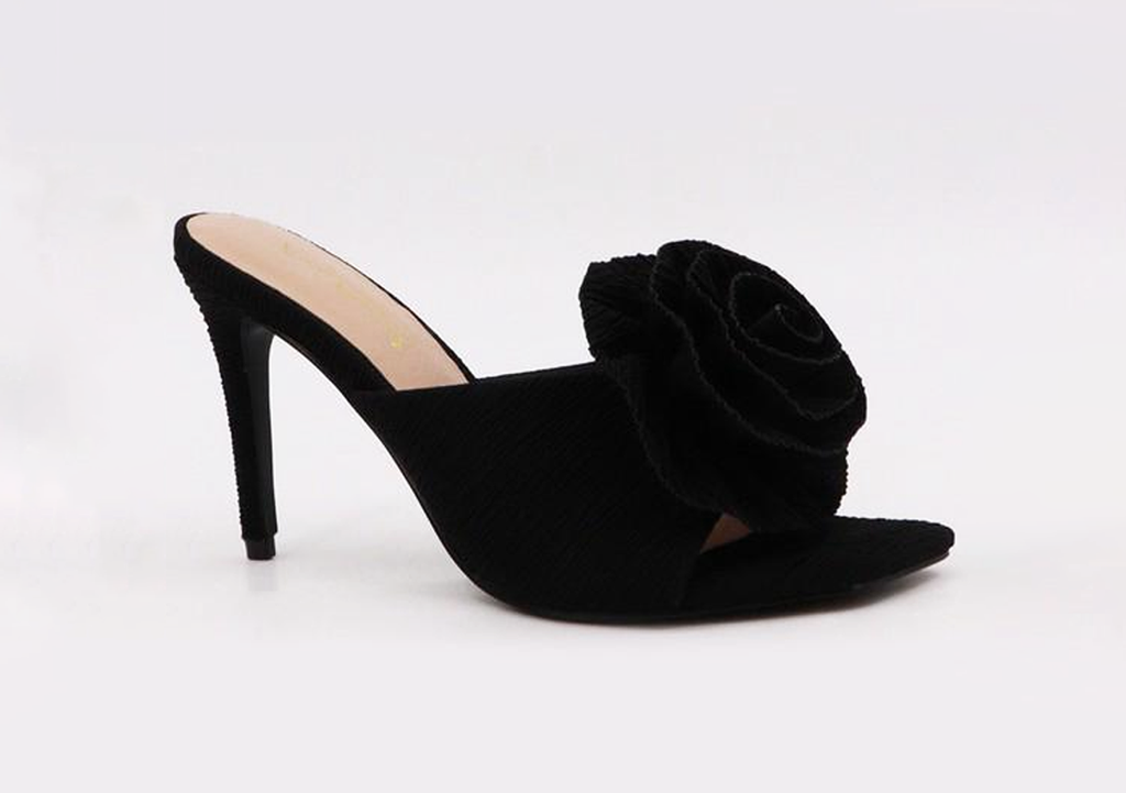 Tacones negros con flor