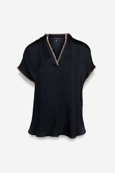 Blusa fluida negra con bordado