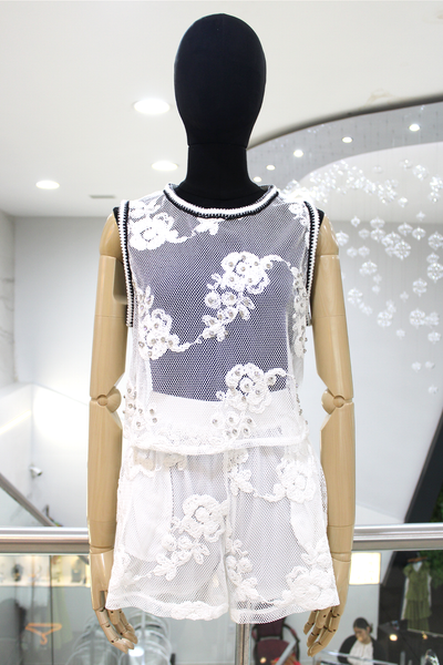 Conjunto red con bordado blanco