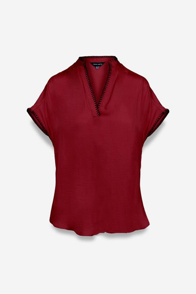 Blusa fluida roja con bordado
