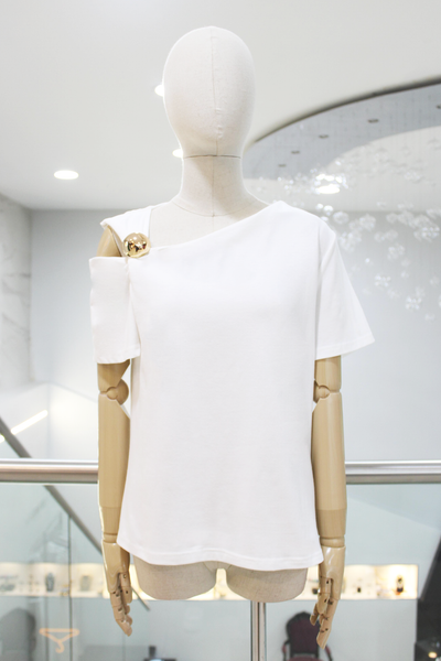 Blusa blanca asimétrica con nudo