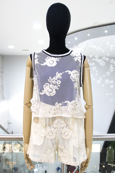 Conjunto red con bordado floral ivory