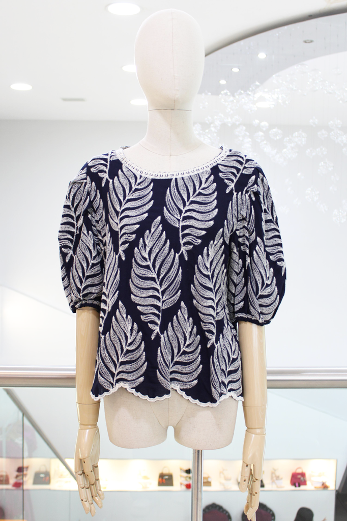 Blusa azul marino con hojas bordadas