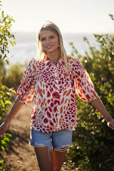Camisa con print naranja y morado