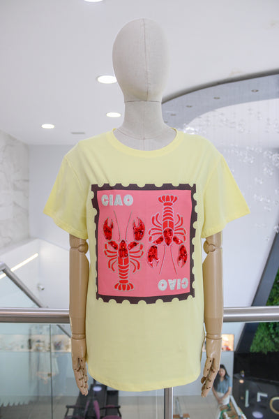 T-shirt amarilla con langosta