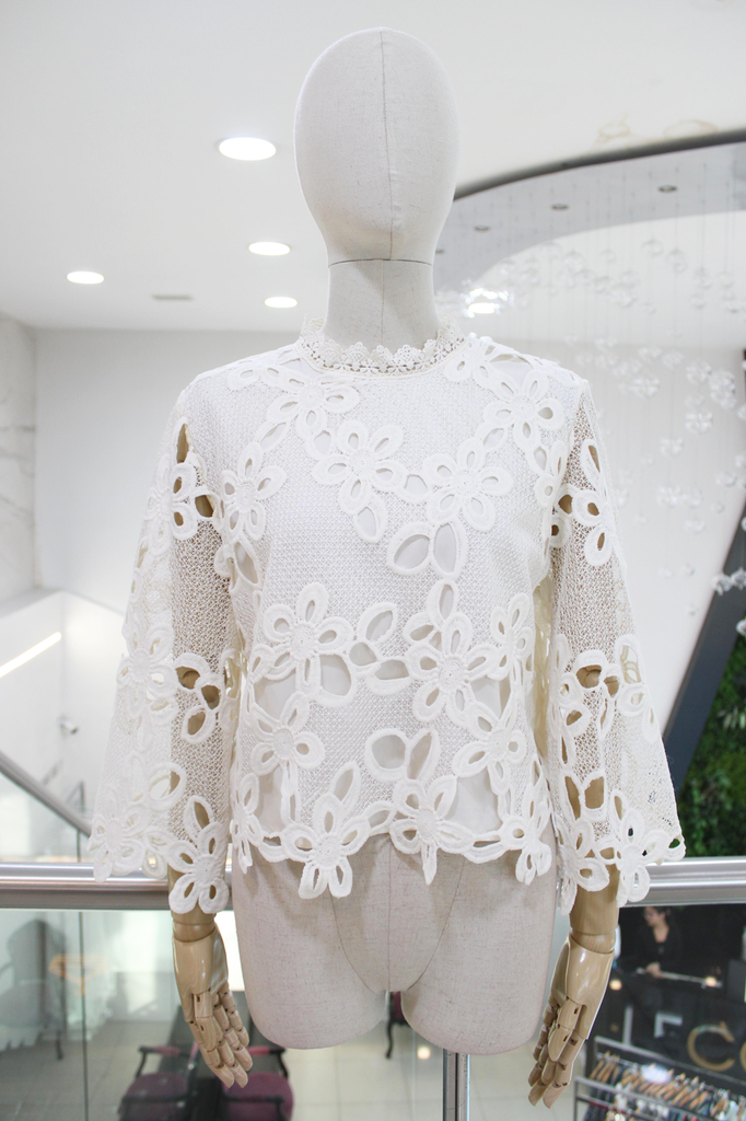 Blusa guipur floral hueso
