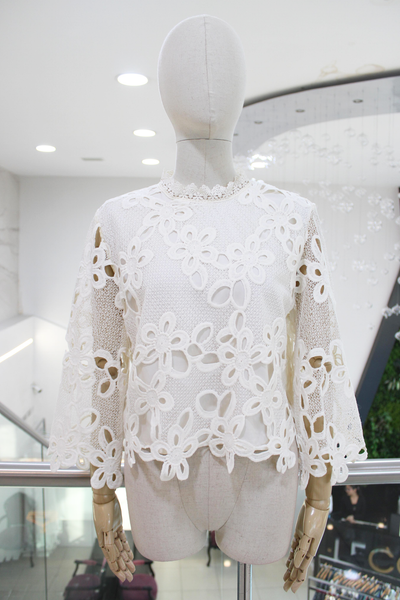Blusa guipur floral hueso