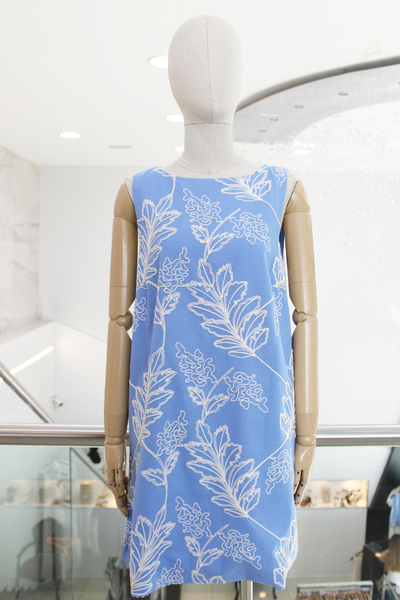 Vestido corto azul con flores