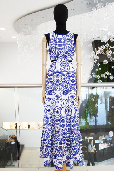 Vestido bordado blanco y azul