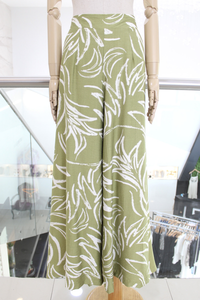 Pantalón verde con palmeras