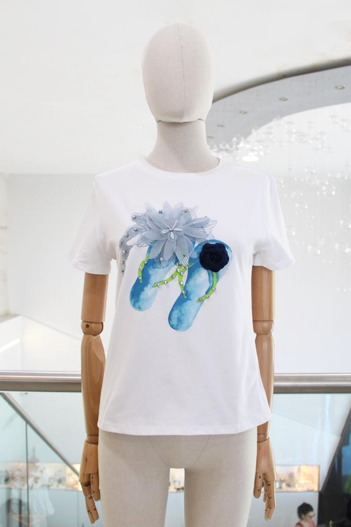 T-shirt sandalias y flor