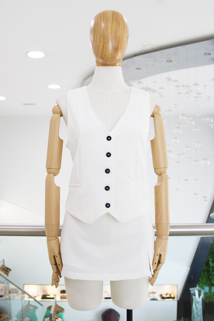 Conjunto blanco chaleco y falda