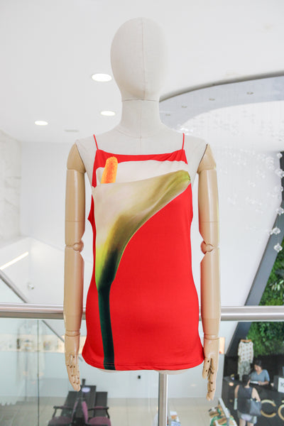 Blusa roja con tulipán