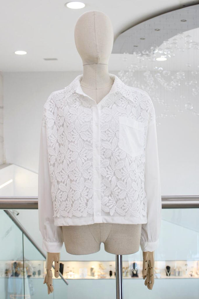Blusa blanca con encaje floral