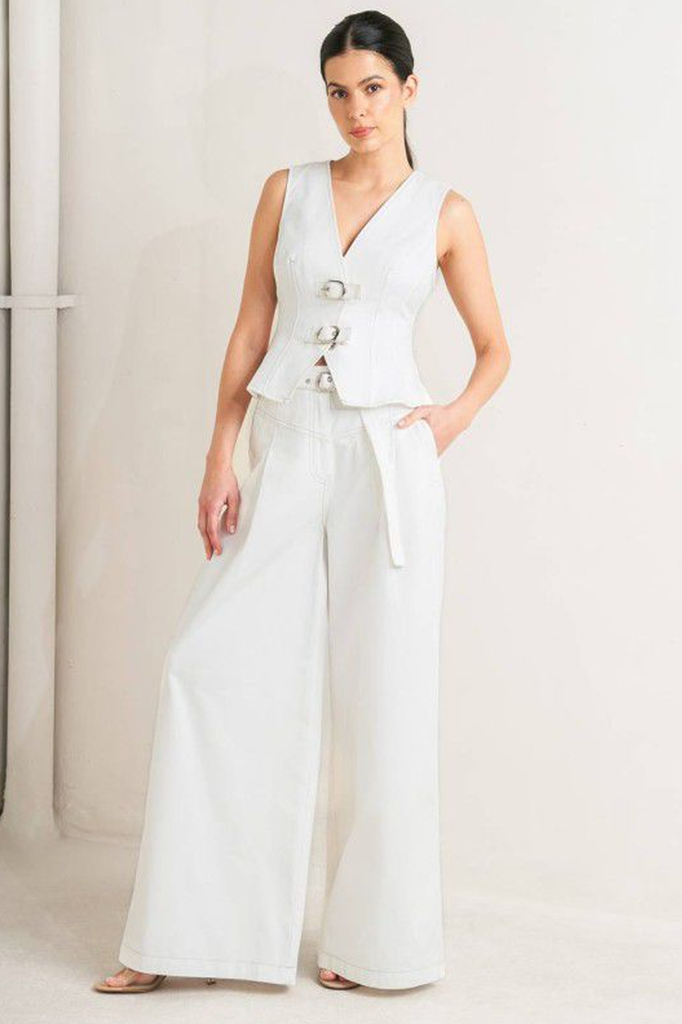 Conjunto blanco chaleco y pantalón