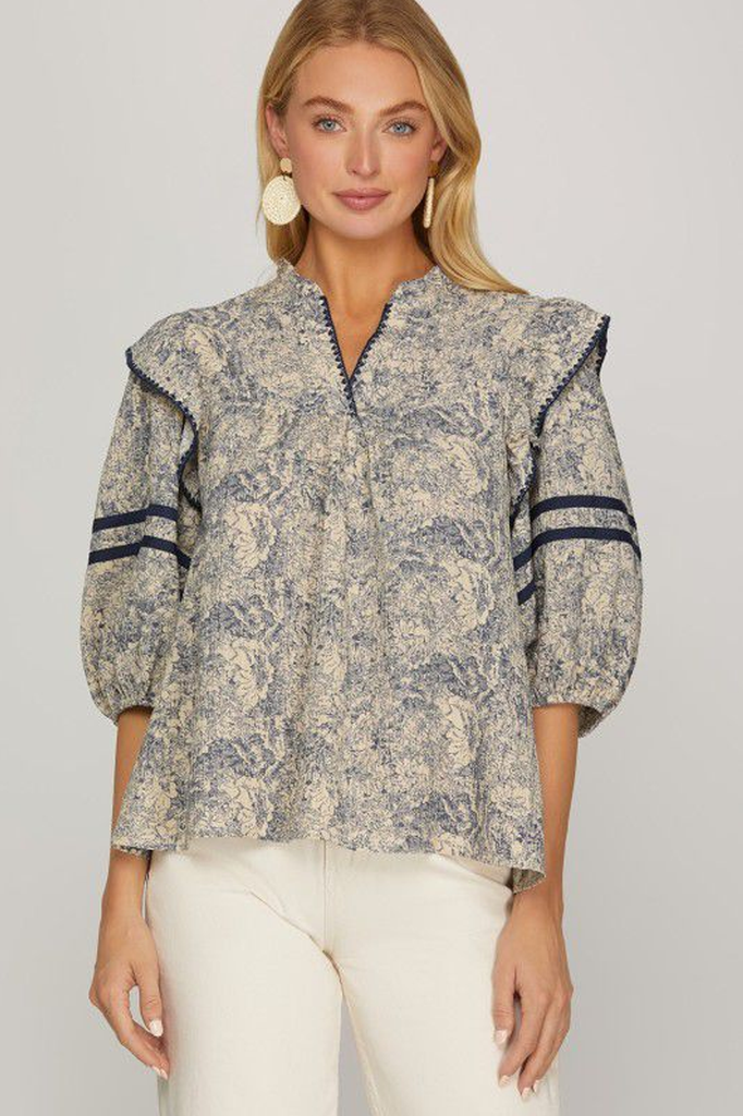 Blusa beige y azul con flores