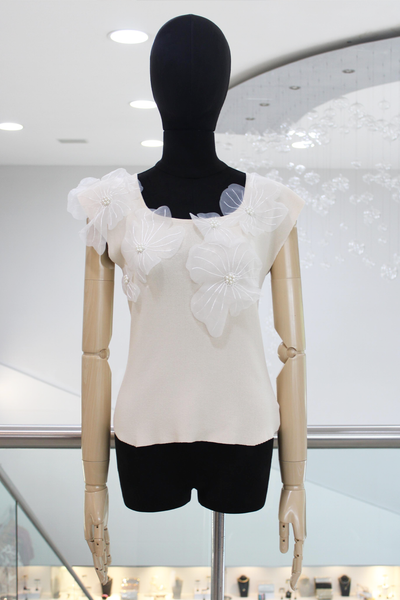 Blusa beige con flore 3D