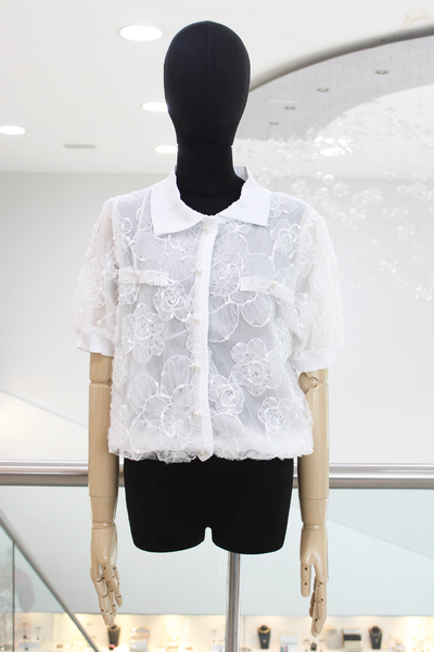 Camisa de tul blanca con flores