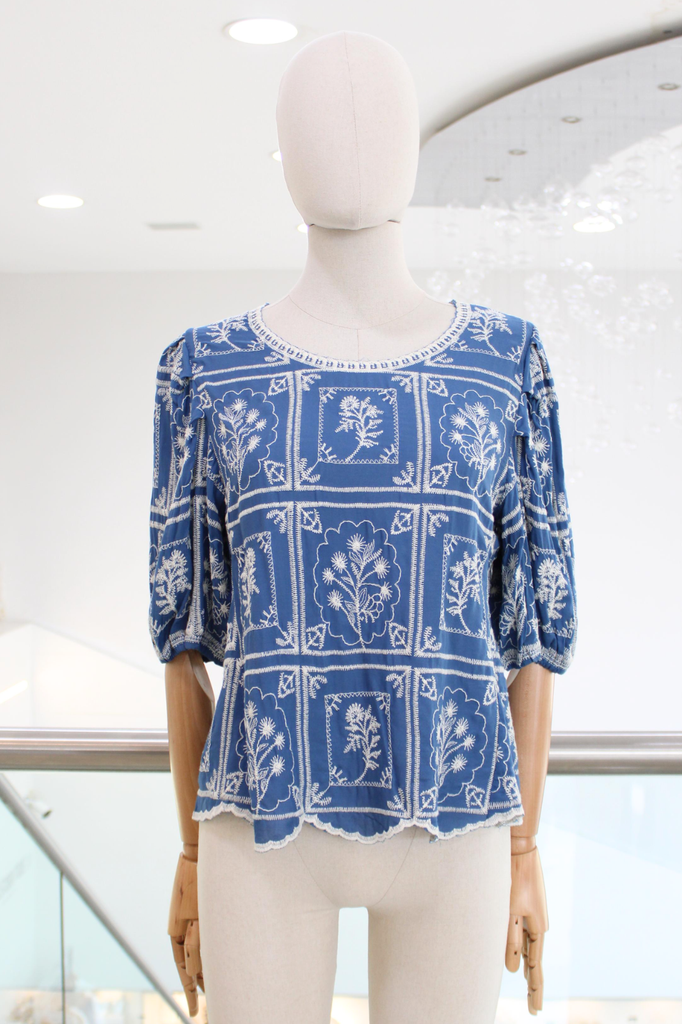 Blusa bordada azul y beige
