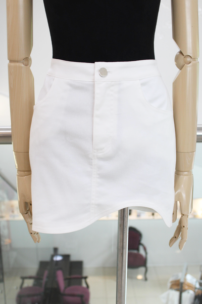 Mini falda blanca asimétrica