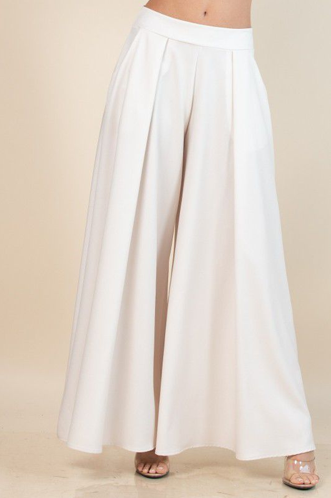 Pantalón blanco amplio.