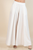 Pantalón blanco amplio.