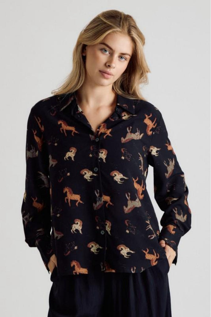 Camisa negra caballos