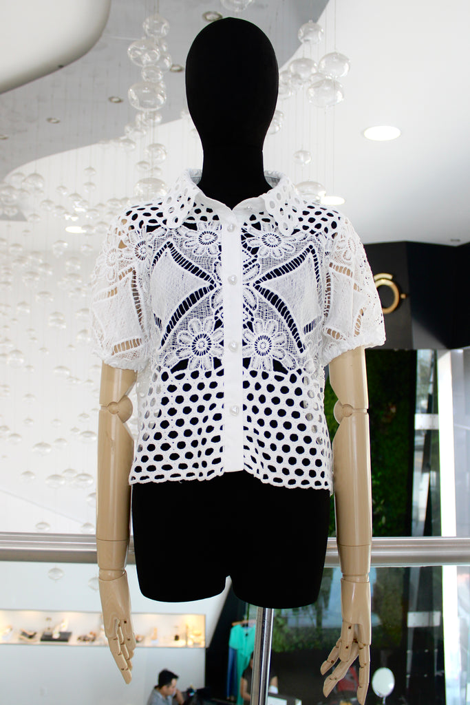 Blusa guipur botones corazones.