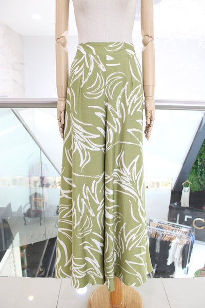 Pantalón verde con palmeras
