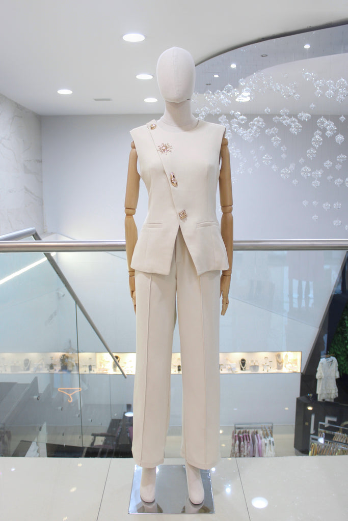 Conjunto beige chaleco y pantalón