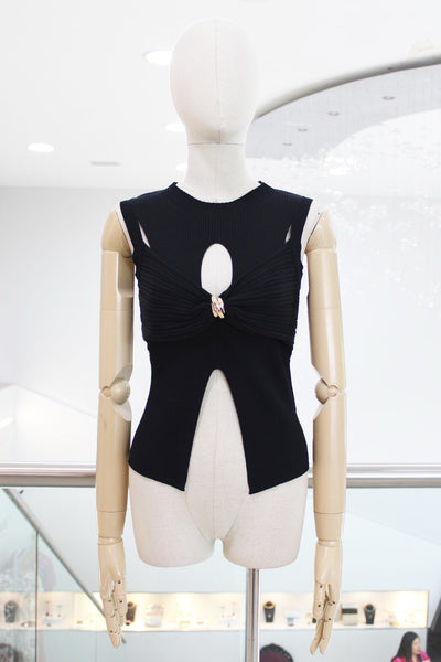 Blusa negra con cut outs
