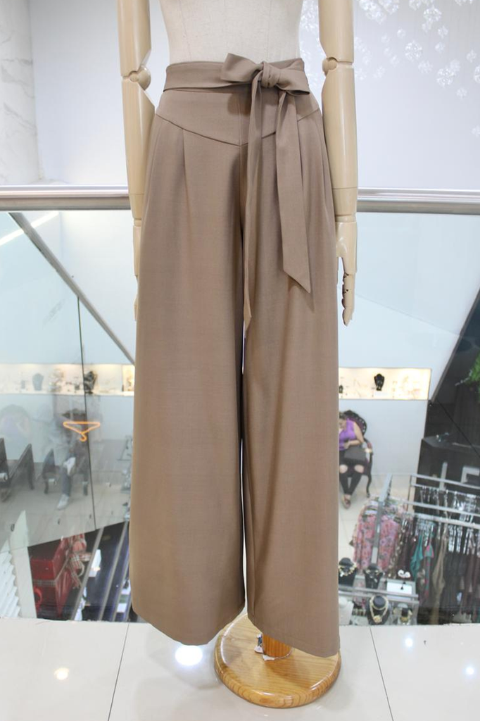 Pantalón camel amplio