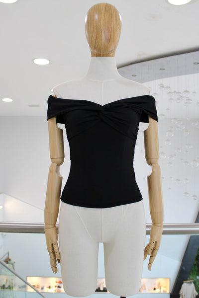 Blusa negra a hombros