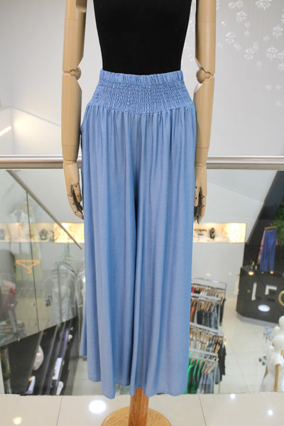 Pantalón azul claro fluido