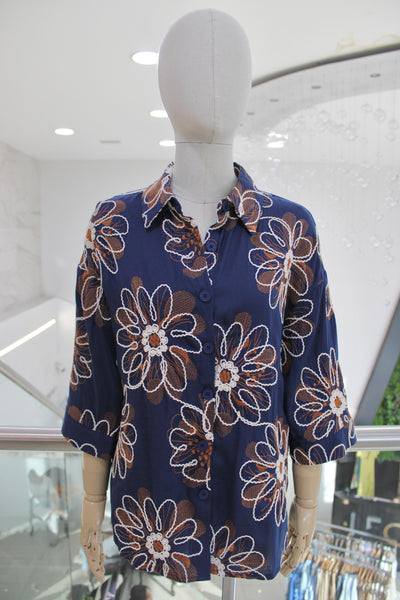 Blusa azul flores bordadas