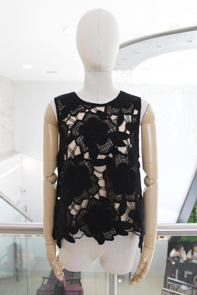 Blusa negra tejido floral