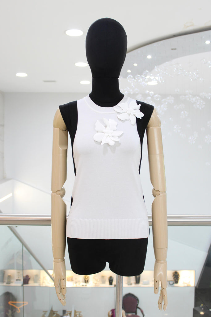 Blusa blanca con flor 3D