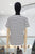 T-shirt blanca con rayas negras