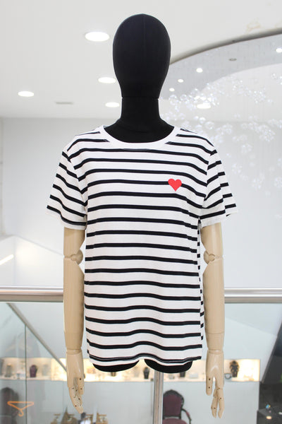 T-shirt blanca con rayas negras