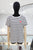 T-shirt blanca con rayas negras