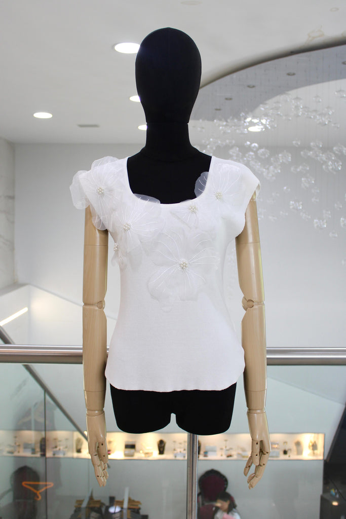 Blusa blanca con flores 3D