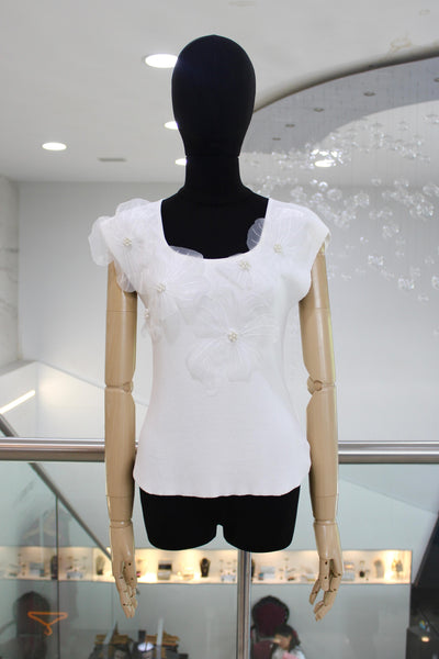 Blusa blanca con flores 3D