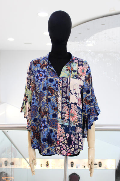 Blusa azul con estampado floral