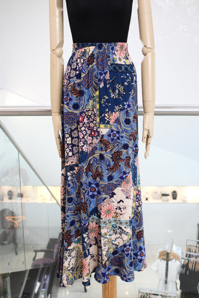 Falda midi azul estampada