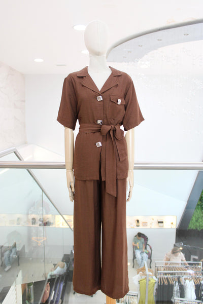 Conjunto de camisa y pantalón café